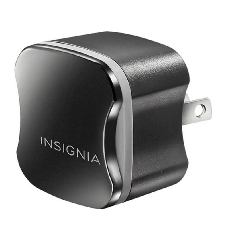 Cargador de pared USB A Insignia 12 W carga rápida color negro