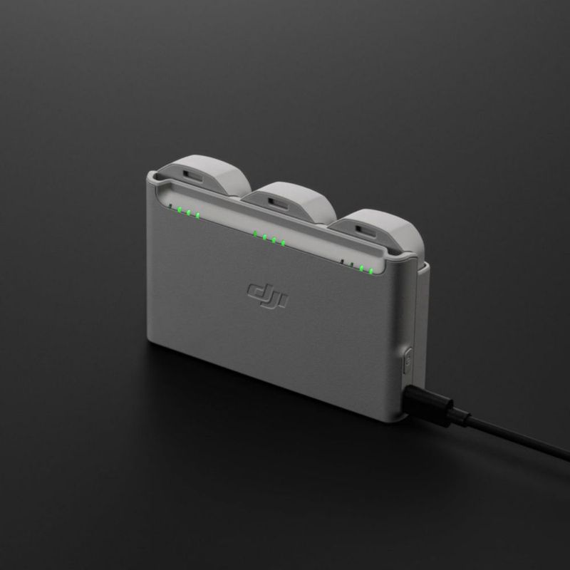 Centro de carga DJI Neo bidireccional para 3 baterías de vuelo inteligentes