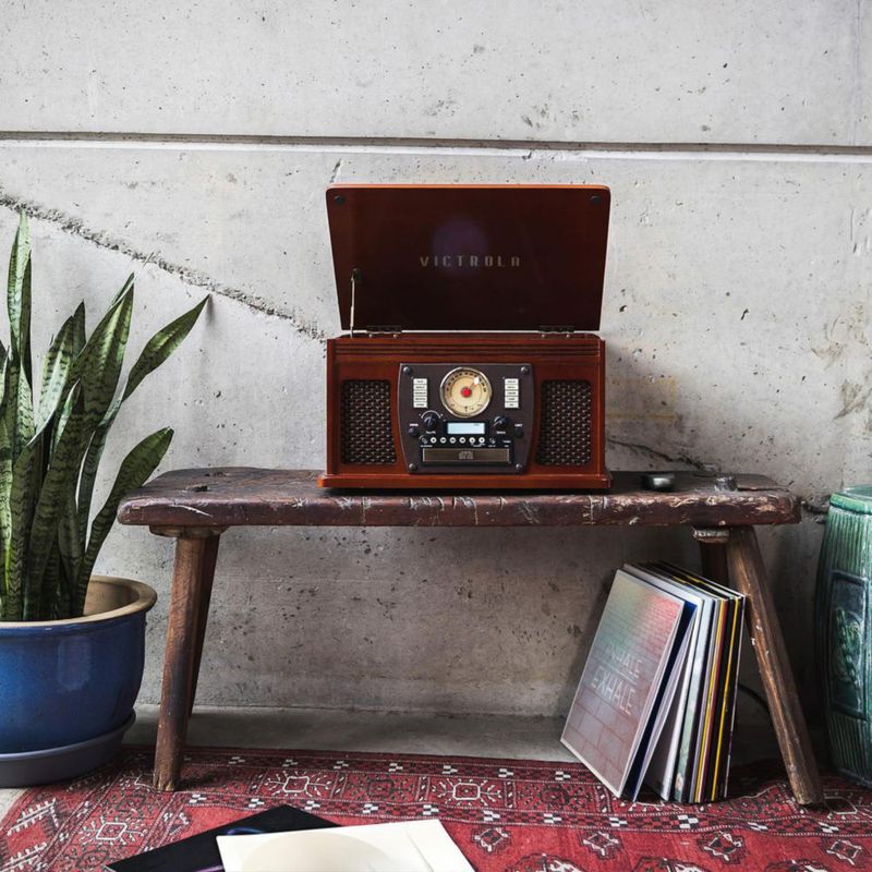 Tocadiscos Victrola 8 en 1 Bluetooth con altavoces de caoba