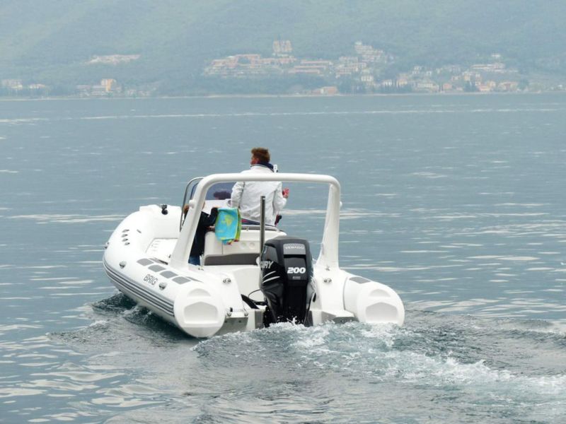 Radio marina VHF de montaje fijo Uniden UM435BK a prueba de agua