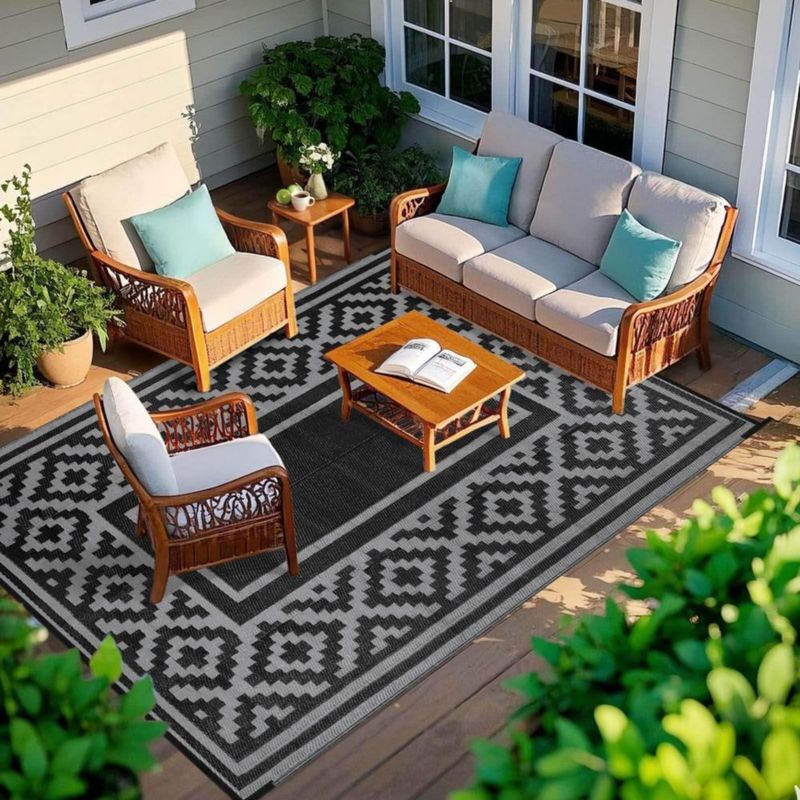 Alfombra exterior Kalafun 122 × 183 cm de plástico con franjas negras reversibles