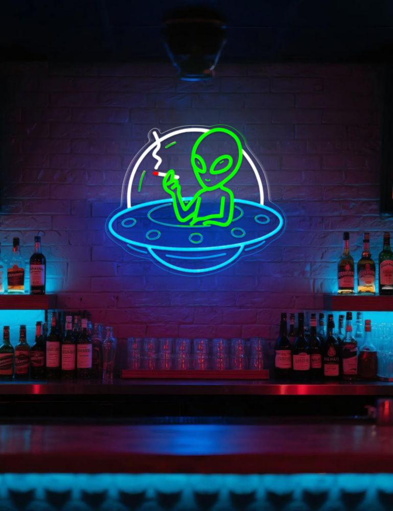 Letrero de neón ADKALIV Extraterrestre en OVNI regulable con luz USB