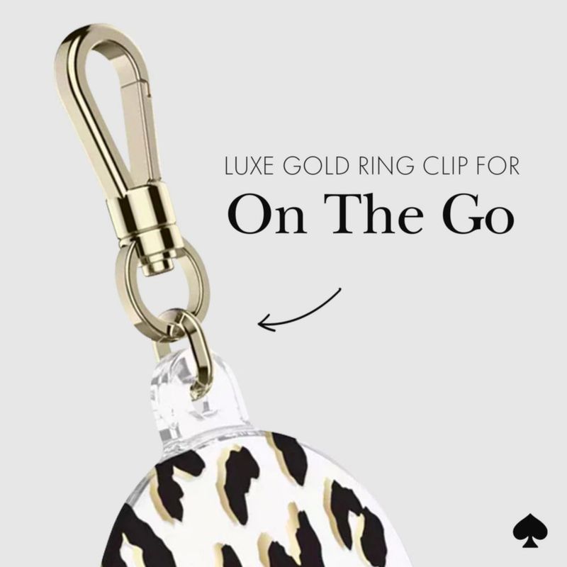 Llavero Kate Spade New York AirTag City Leopard con clip de anillo dorado