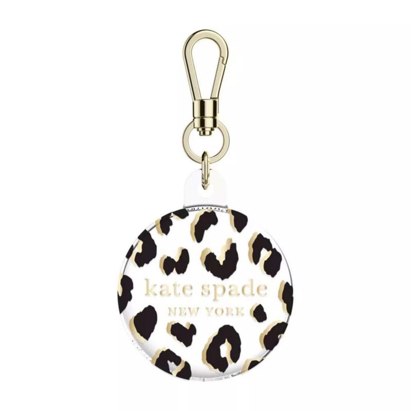 Llavero Kate Spade New York AirTag City Leopard con clip de anillo dorado