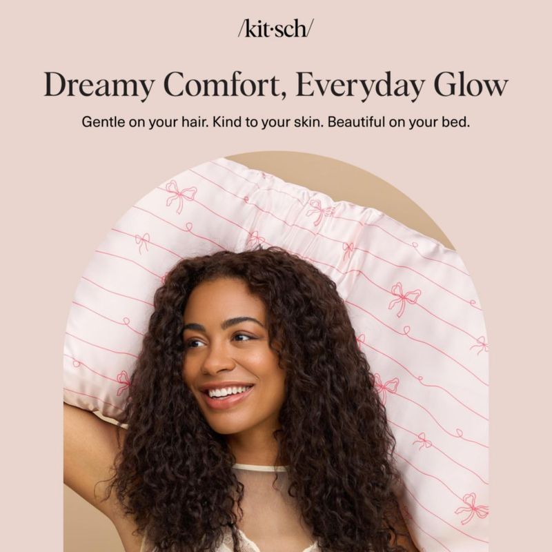 Funda de almohada Kitsch King a rayas con lazos satén con cremallera