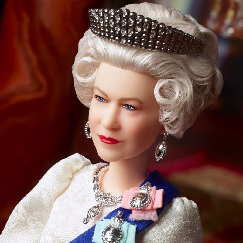 Muñeca Barbie Signature de la reina Isabel II Platinum Jubilee