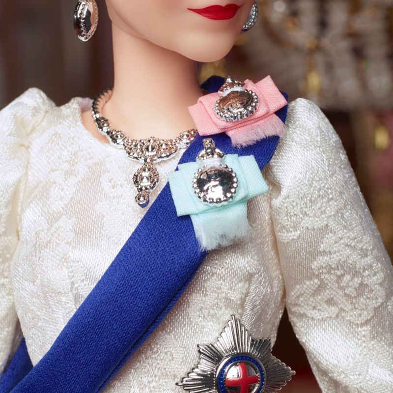 Muñeca Barbie Signature de la reina Isabel II Platinum Jubilee