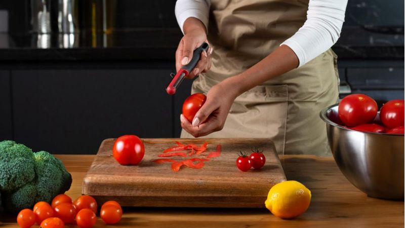 Pelador Zyliss de acero inoxidable con mango de paja de trigo