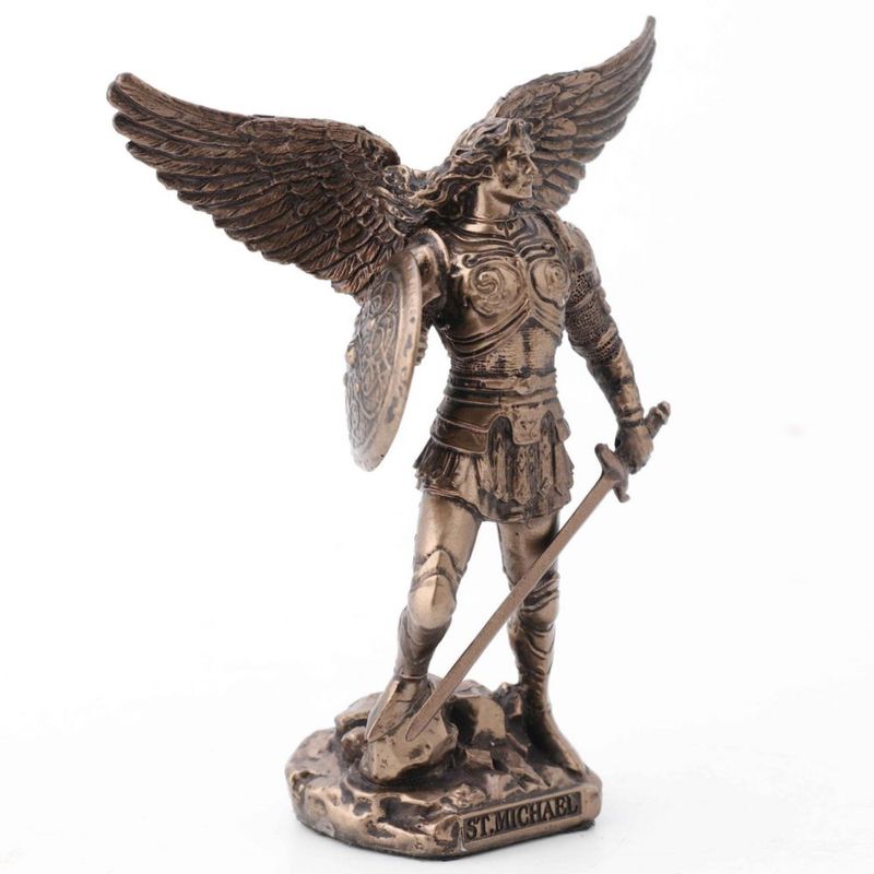 Figura religiosa con diseño veronés del Arcángel San Miguel
