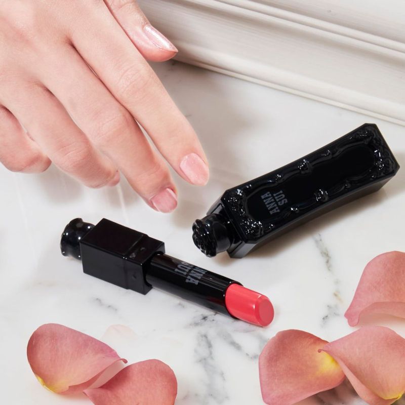 Labial ANNA SUI 3.4 g Textura Suave y Larga Duración