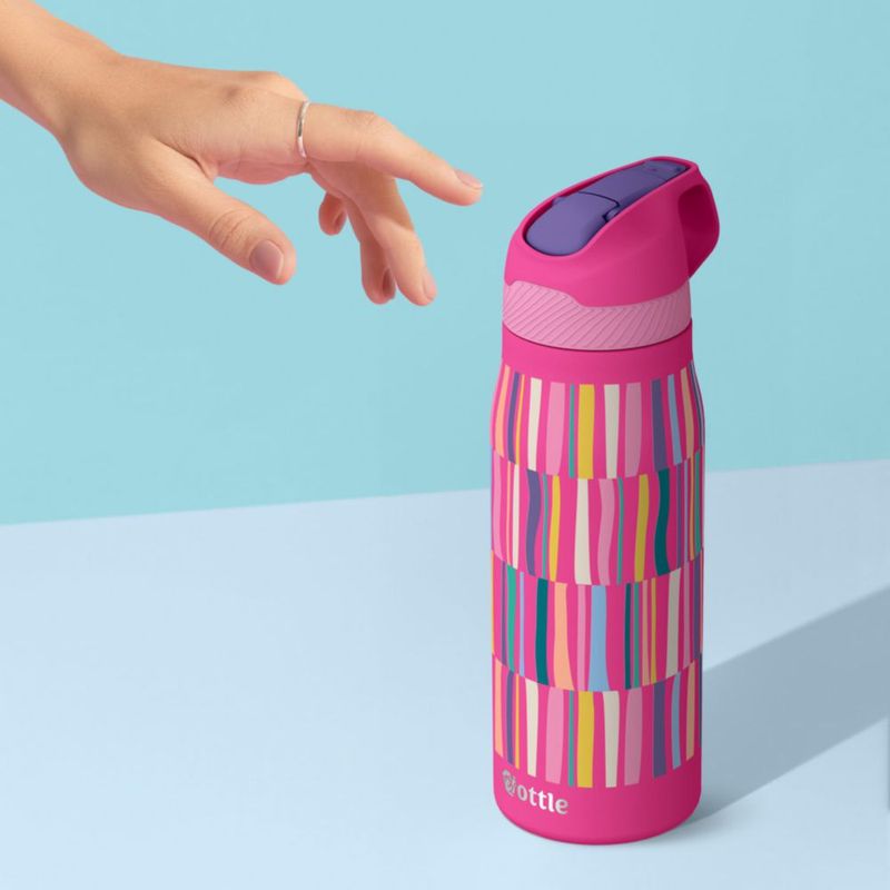 Botella de Agua Ottle 680 ml Aislada con Pajilla Abatible – Diseño Candy
