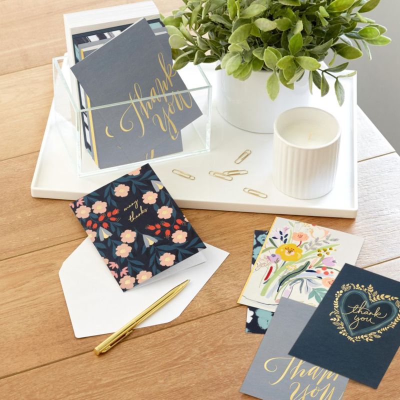 Tarjetas de agradecimiento Hallmark 48 unidades con corazones y flores metalizados