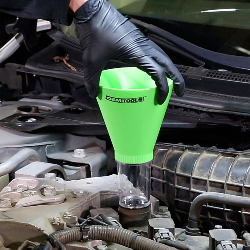 Embudo OEMTOOLS 22 cm Verde para Ford/Mazda con rosca