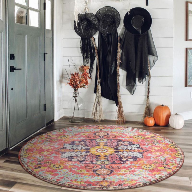 Alfombra redonda Lahome 122 cm rosa intenso con diseño floral bohemio lavable