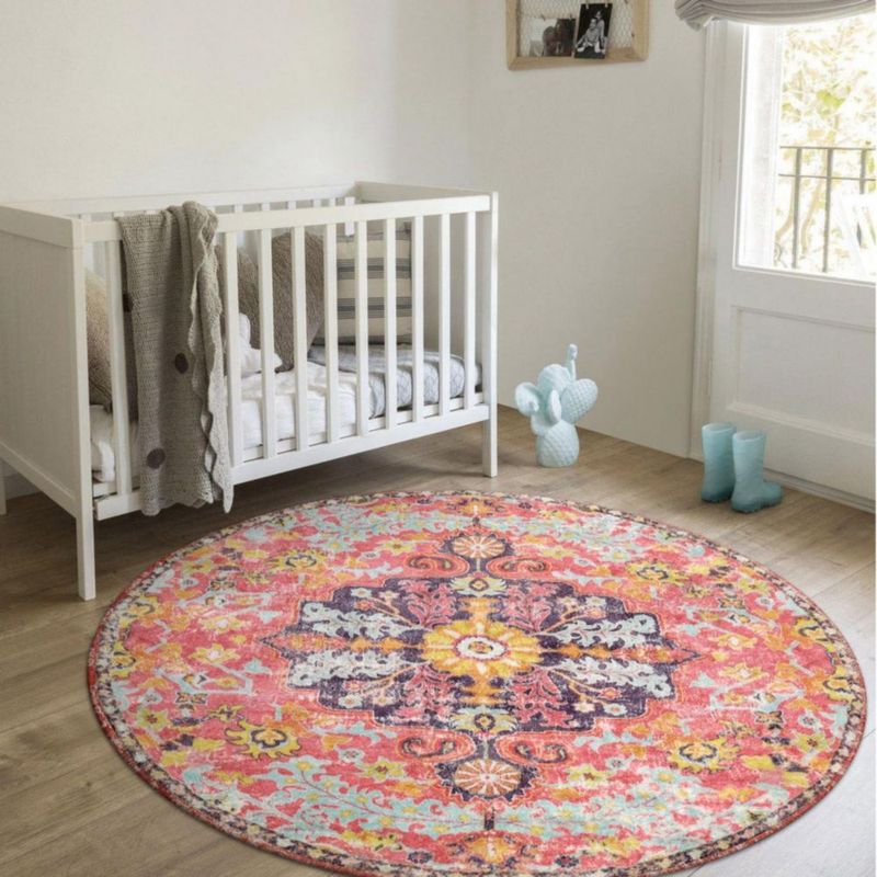 Alfombra redonda Lahome 122 cm rosa intenso con diseño floral bohemio lavable