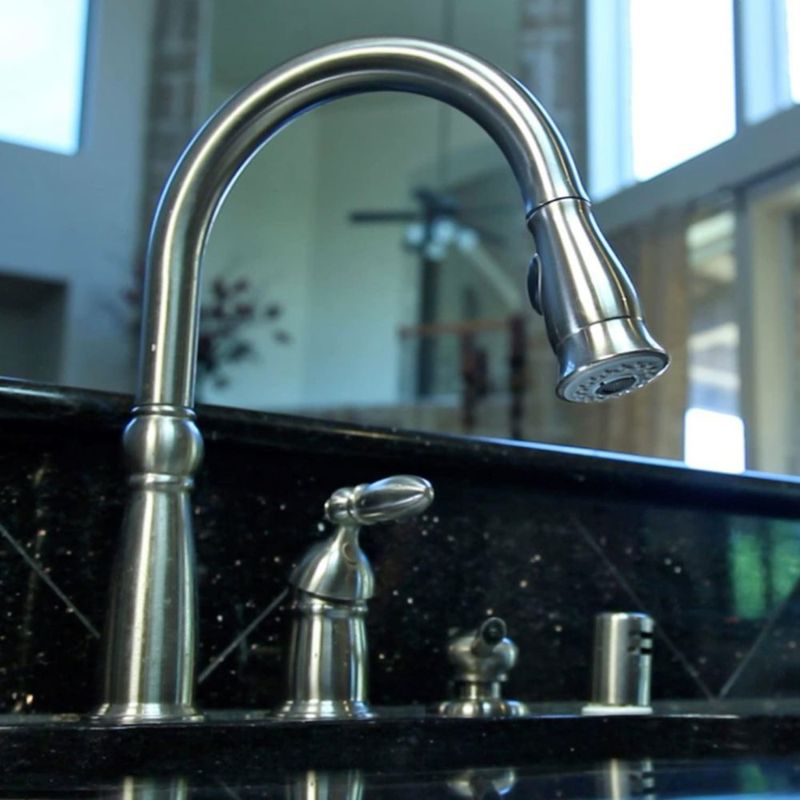 Cabezal rociador desplegable Danco Smart Spray para grifo de cocina