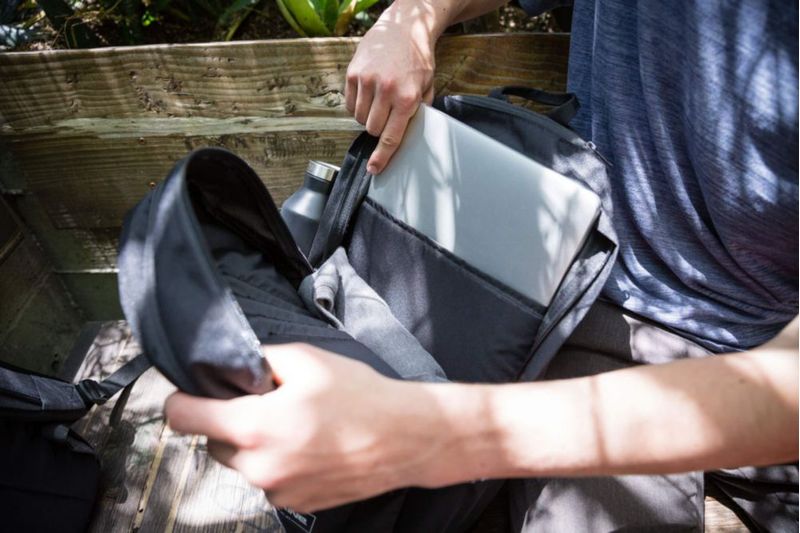 Mochila Dakine Essentials 22L Gris Geyser