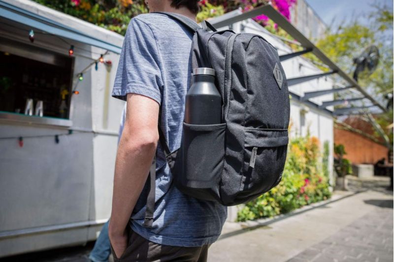 Mochila Dakine Essentials 22L Gris Geyser