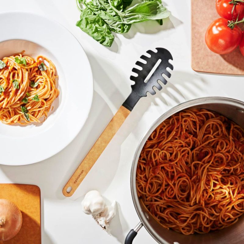Servidor de pasta Epicurean Gourmet con cabeza de nylon negro