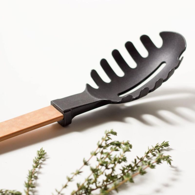 Servidor de pasta Epicurean Gourmet con cabeza de nylon negro