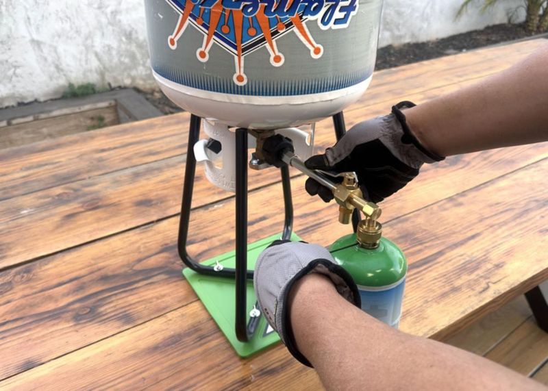 Kit recargable de tanque cilíndrico de propano Flame King de 1 libra CGA600