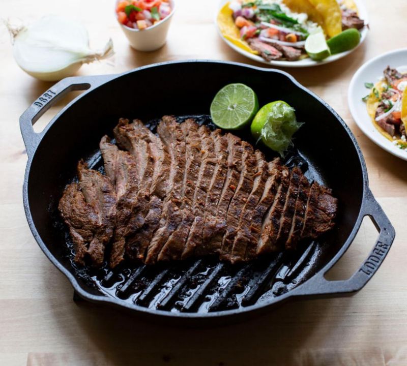 Grill Pan Lodge 12 de hierro fundido con doble asa color negro