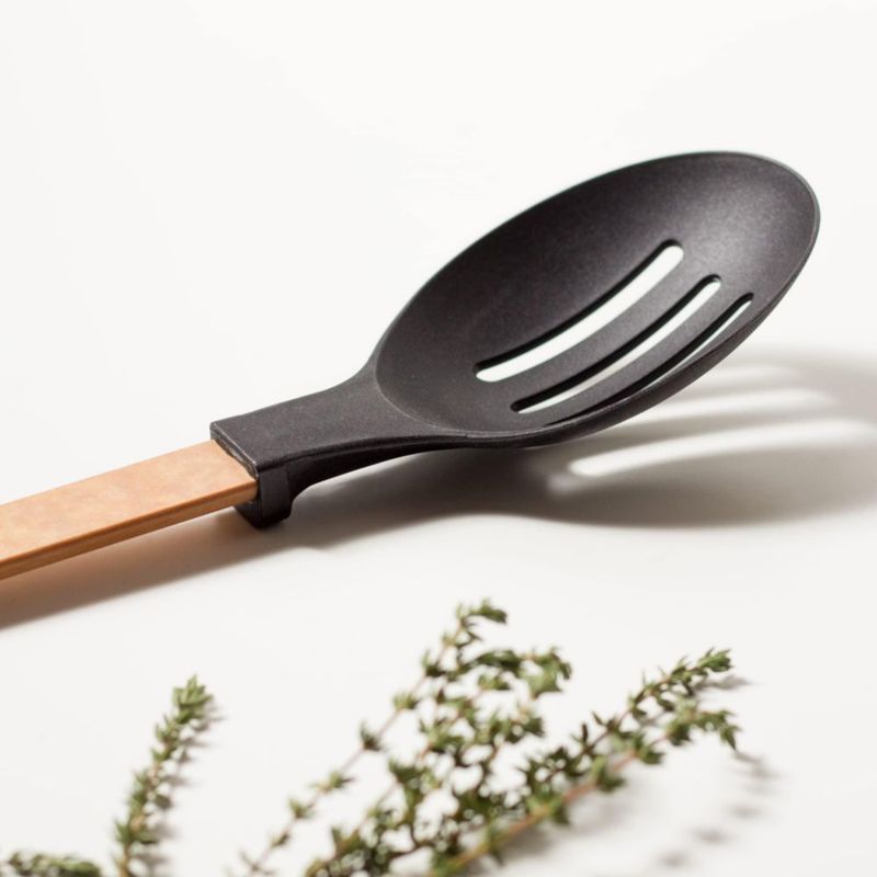 Cuchara ranurada Epicurean Gourmet de nylon con mango natural