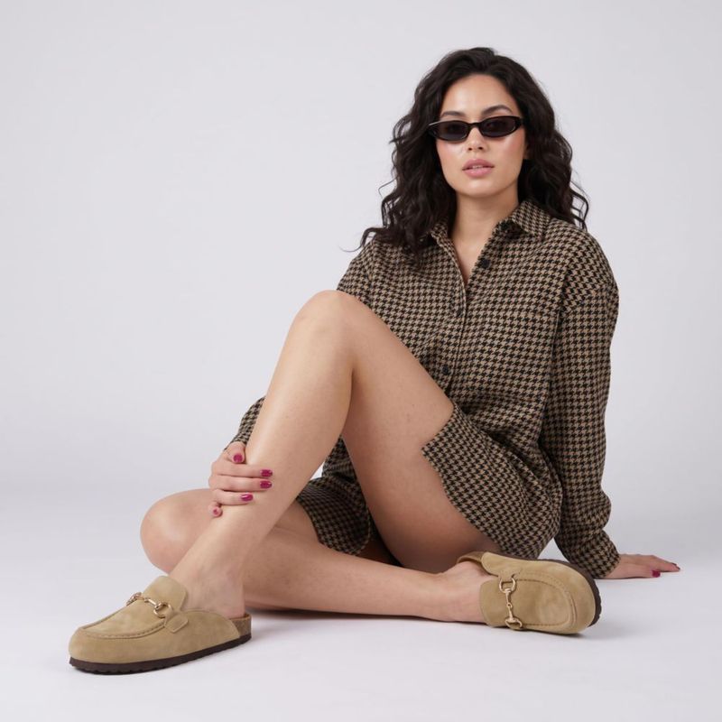 Zuecos tipo Mule CUSHIONAIRE Sand 10 de Gamuza para Mujer