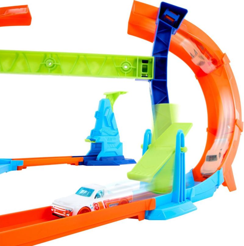 Pista de autos de juguete Hot Wheels con loop en espiral y auto