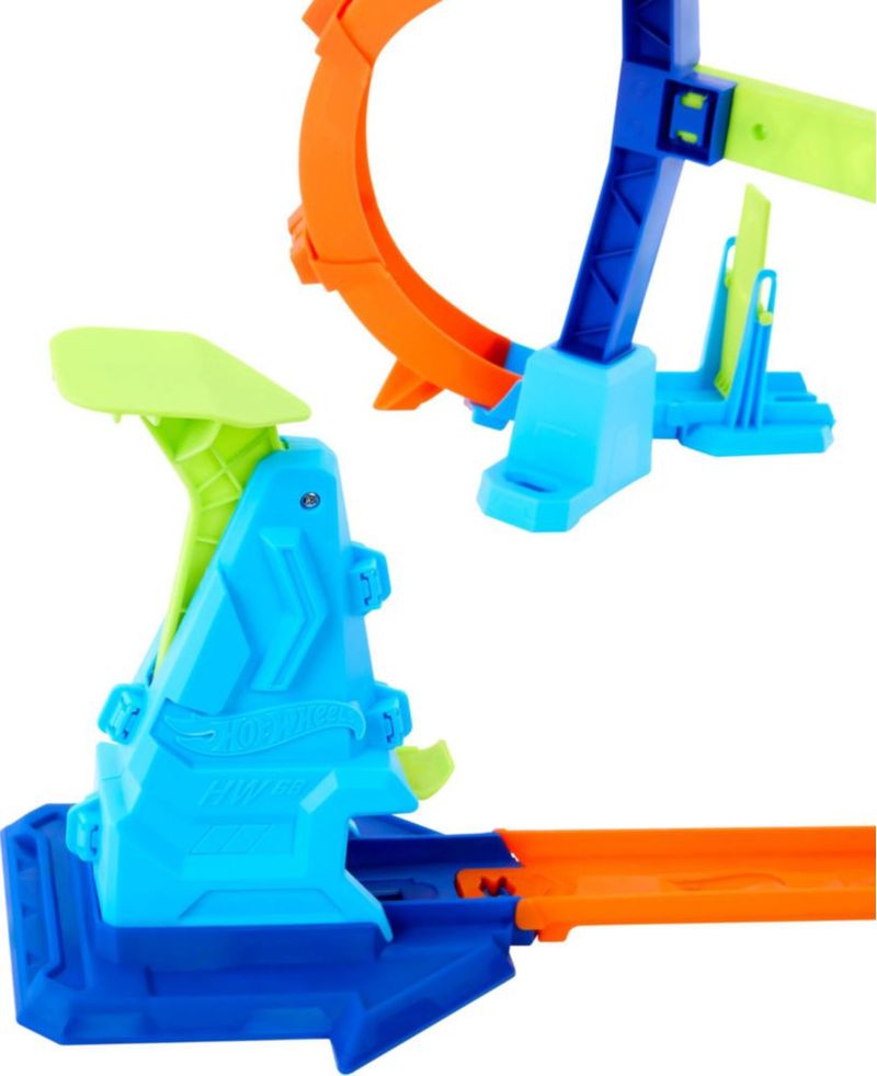 Pista de autos de juguete Hot Wheels con loop en espiral y auto