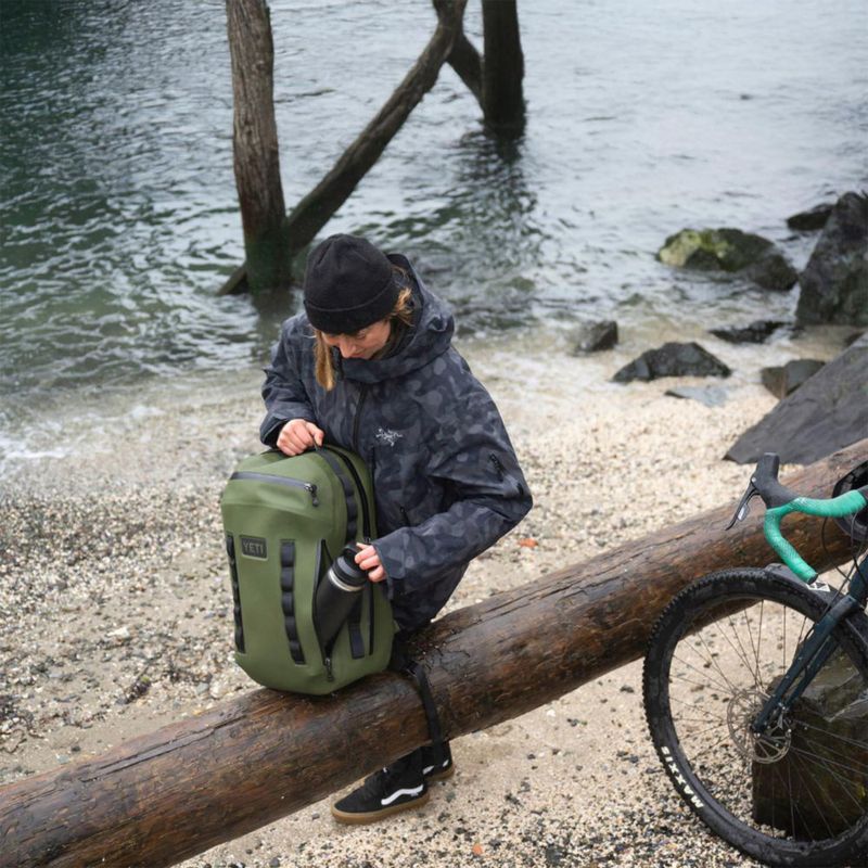 Mochila YETI Cayo 25 L resistente a la intemperie durante todo el día color oliva