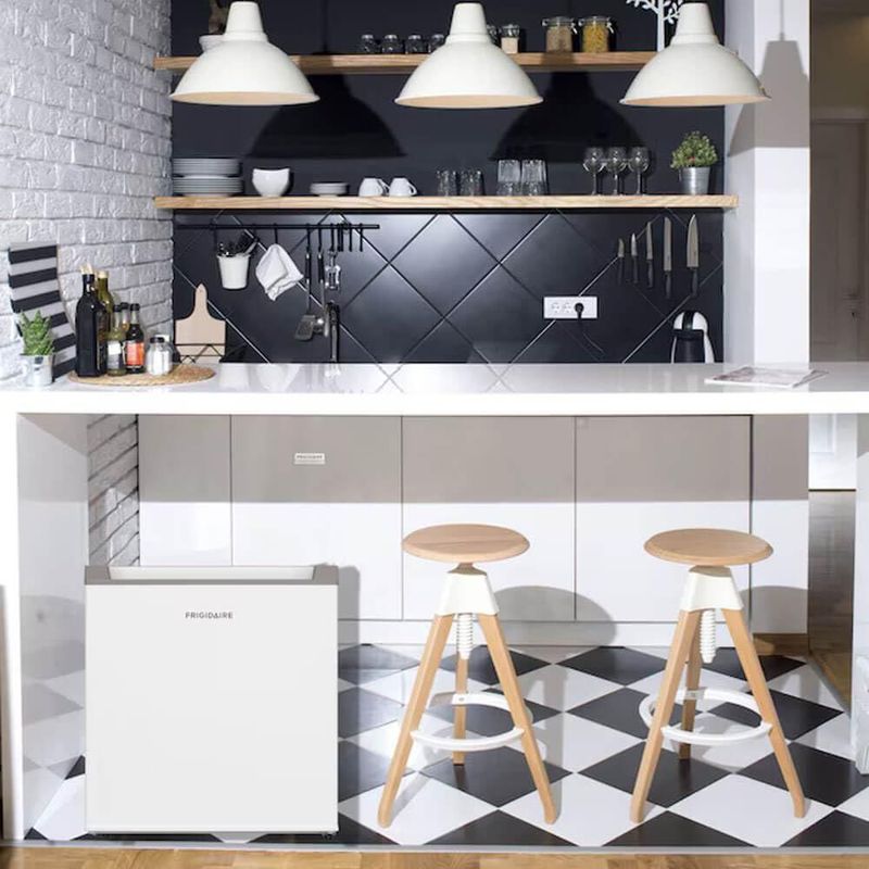 Mini refrigerador Frigidaire de 1.6 pies cúbicos con puerta reversible