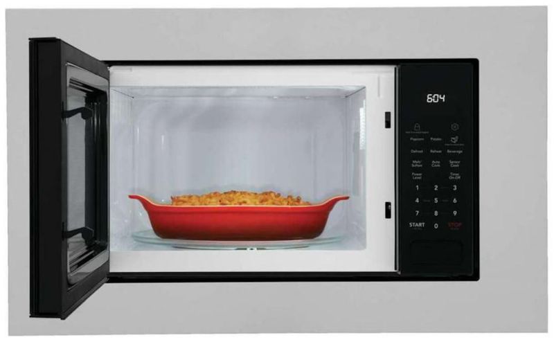 Microondas empotrable Frigidaire de 16 pies cúbicos 21" negro con sensor