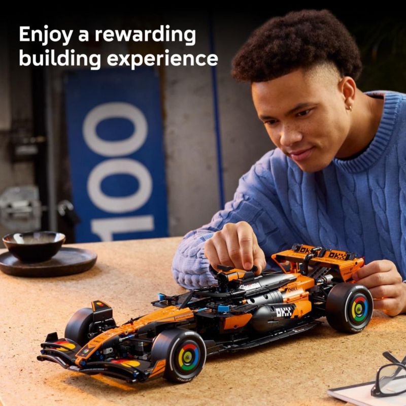 Modelo de auto LEGO Technic McLaren MCL39 de F1 a escala 1:8