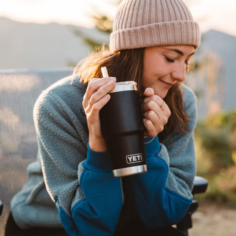 Taza YETI Rambler de 750 ml con tapa de pajita con aislamiento al vacío color azul marino