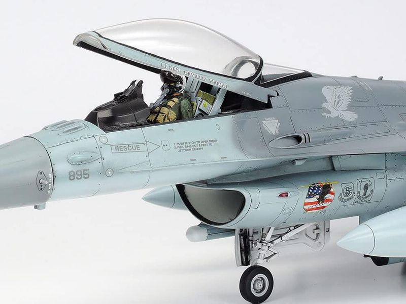 Kit de modelo TAMIYA F-16CJ 1/48 de avión de plástico