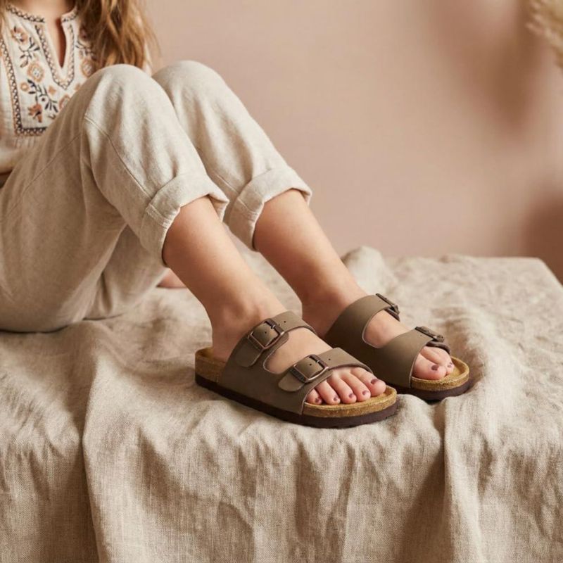 Sandalias CUSHIONAIRE Lane para Niños Marrón Talla 4