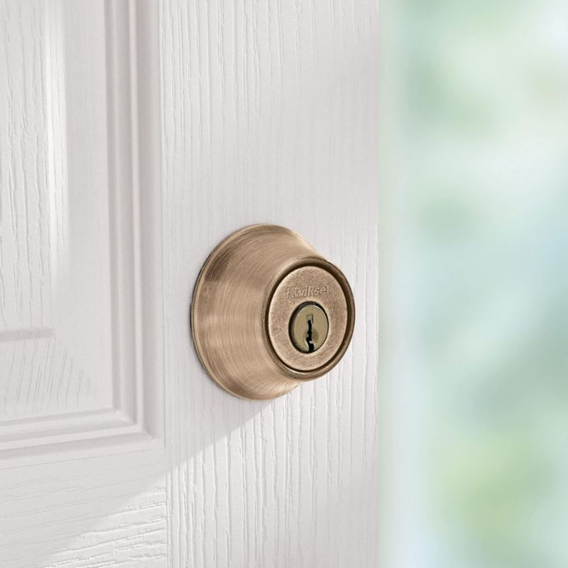 Cerradura Deadbolt Kwikset 660 de latón envejecido con SmartKey Security