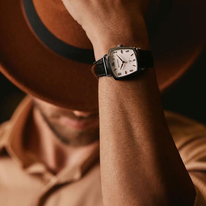Reloj Bulova 96A337 con esfera blanca y correa de cuero negro de 35 mm