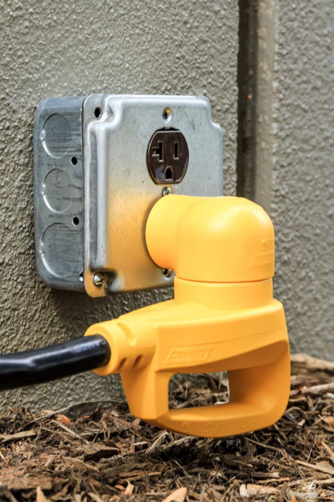 Adaptador eléctrico Camco 55325 15A macho 30A hembra 90° amarillo