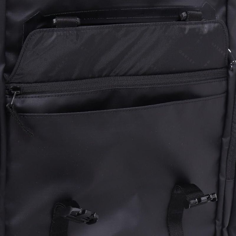 Mochila Oakley Road Trip Terrain 25L Reciclada