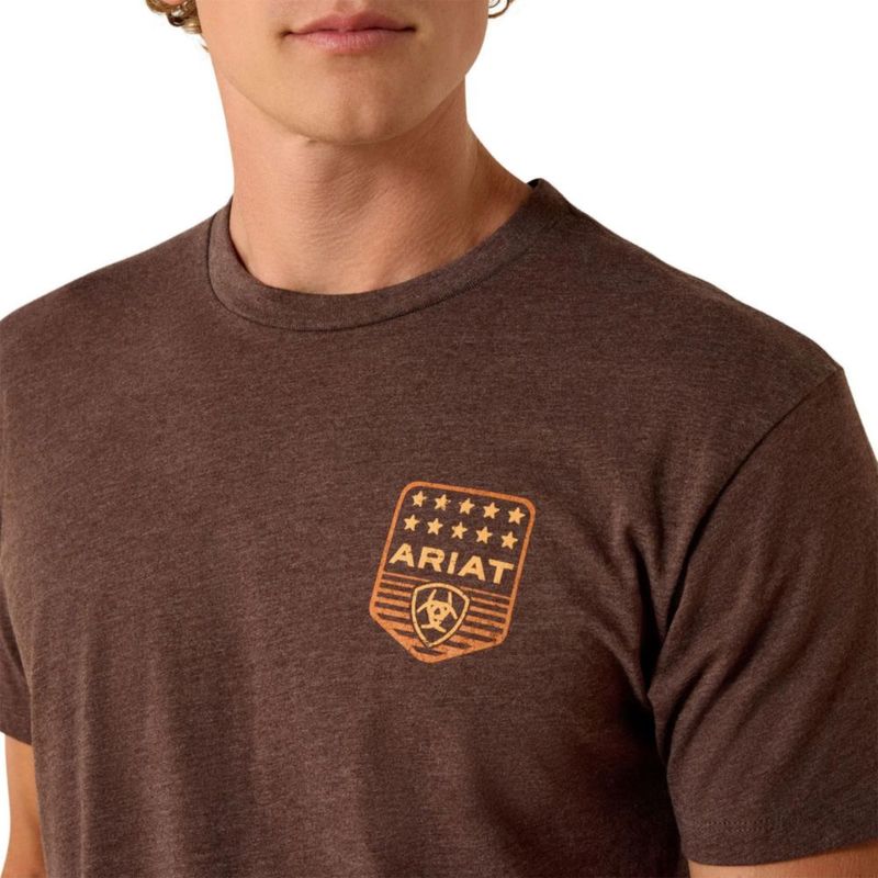 Camiseta ARIAT para Hombre con Franjas y Emblema Patriótico 100% Algodón