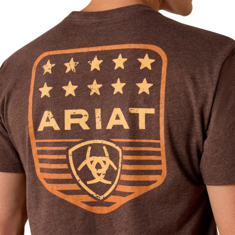 Camiseta ARIAT para Hombre con Franjas y Emblema Patriótico 100% Algodón