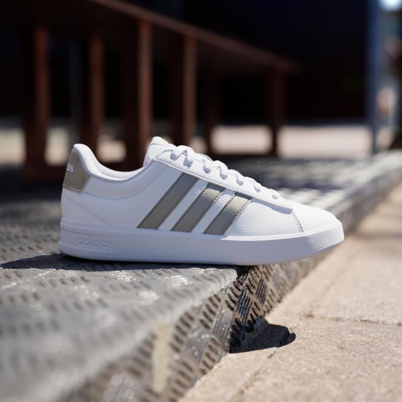 Zapatillas adidas Grand Court 3.0 Blanco/Metálico Cibernético Talla 10