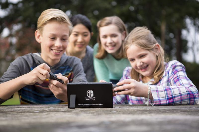 Nintendo Switch con Joy-Con azul neón y rojo neón + New Super Mario Bros. U Deluxe (descarga completa del juego) - Consola Switch (reacondicionada)