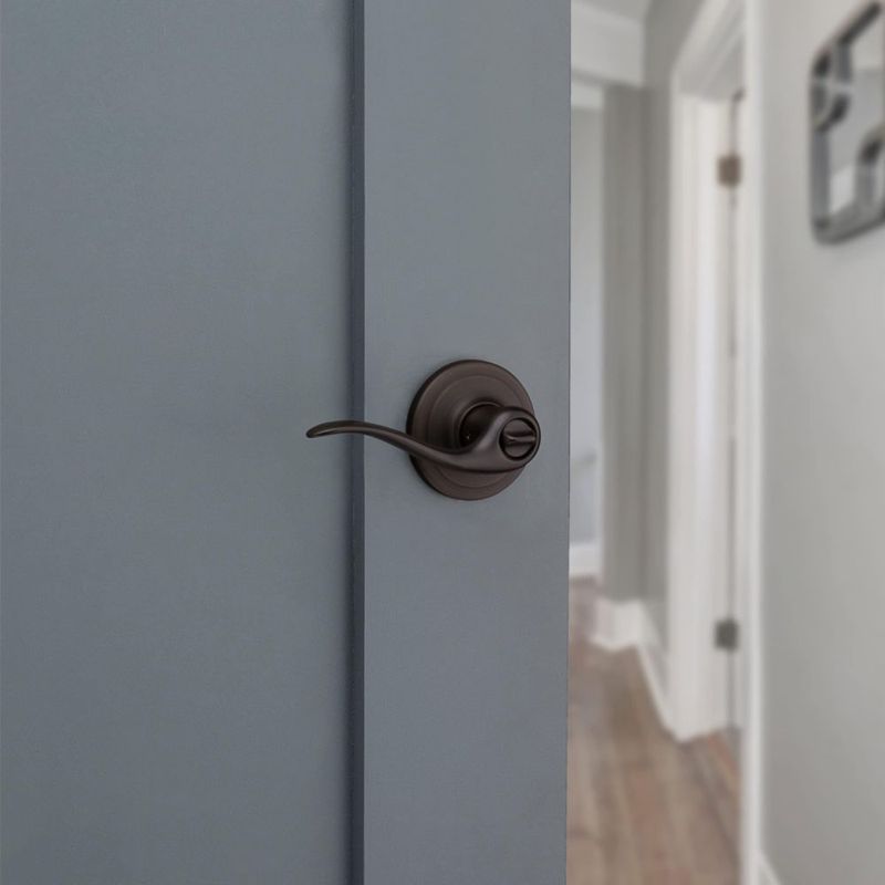 Manilla de puerta Kwikset Tustin Interior Privacy con cerradura en bronce