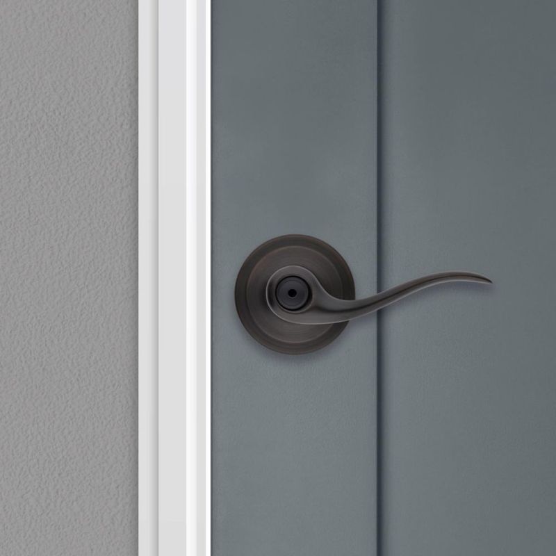 Manilla de puerta Kwikset Tustin Interior Privacy con cerradura en bronce