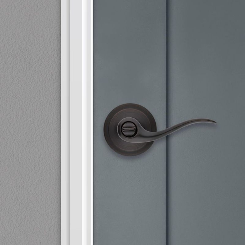 Manilla de puerta Kwikset Tustin Interior Privacy con cerradura en bronce