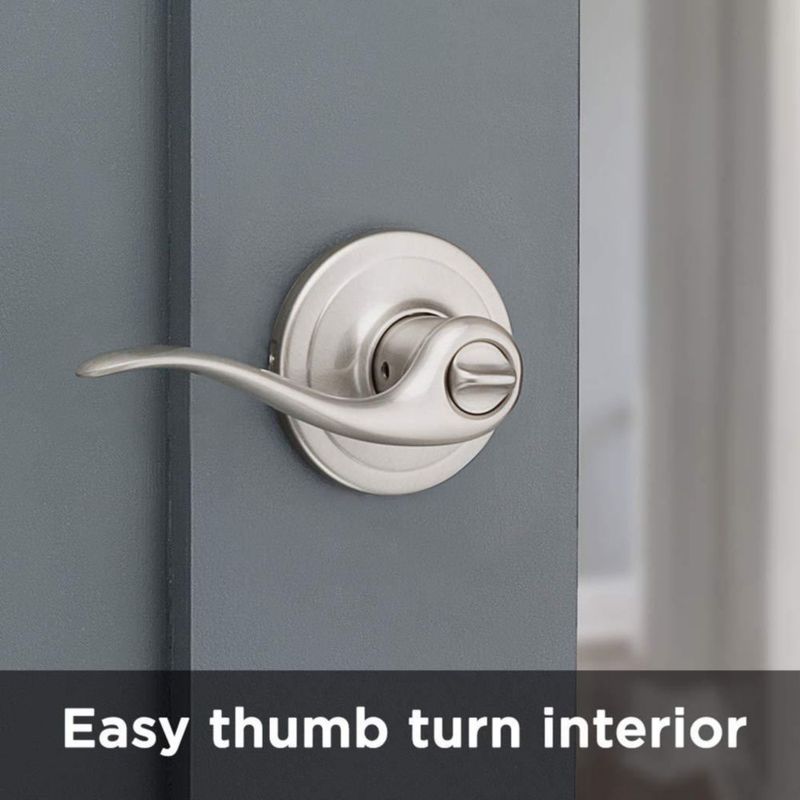 Manilla de puerta Kwikset Tustin Interior Privacy con cerradura en níquel satinado