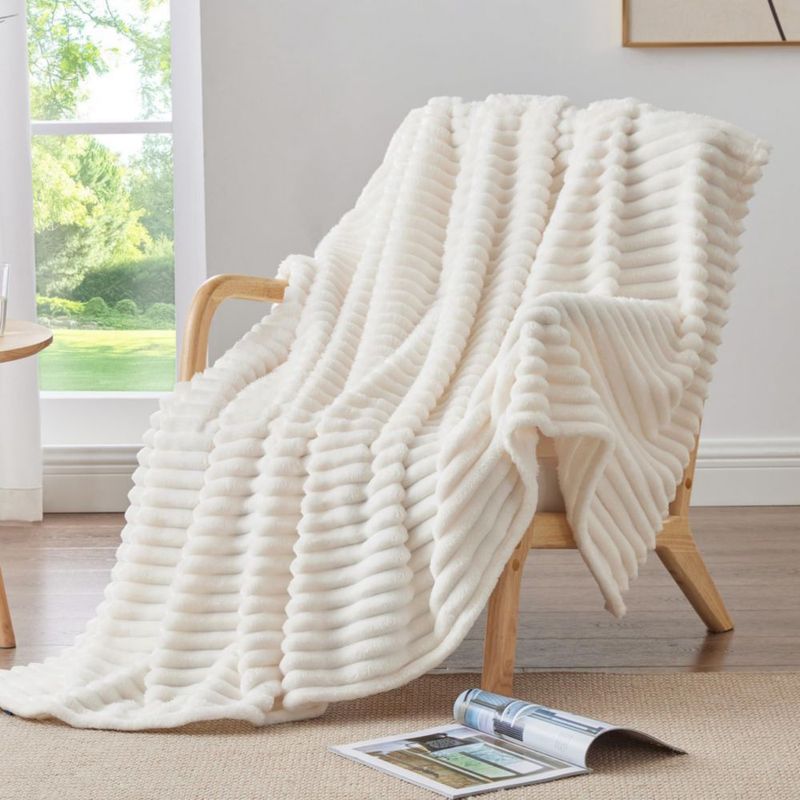 Manta BEDELITE 168 cm color crema con tejido acanalado de felpa
